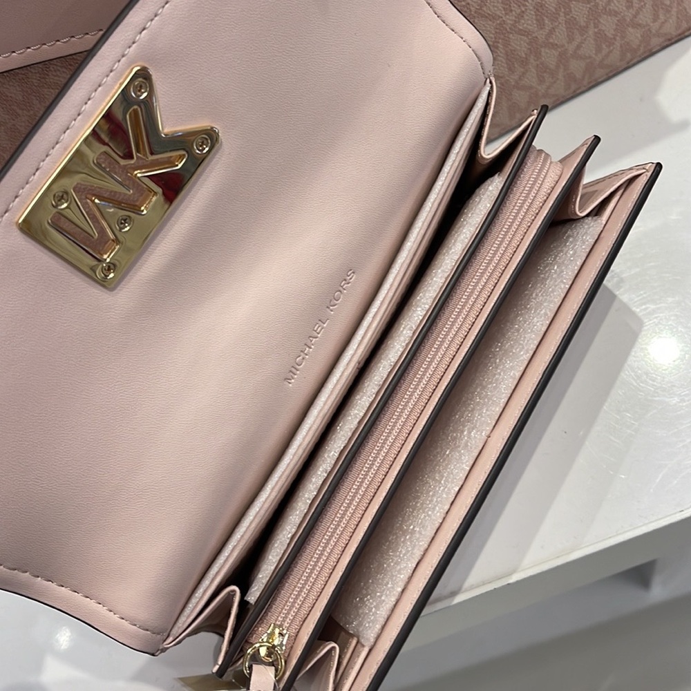 Michael Kors Mimi Large Saffiano Leather Bi-Fold Continental Wallet
Pawder Blush - Picture 7 of 16
